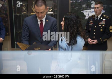 Sua Eccellenza Mihai Fifor, Ministro rumeno della Difesa Nazionale, partecipa ad una cerimonia di premiazione delle forze armate presso la Tomba del Soldato sconosciuto nell'ambito della sua visita ufficiale negli Stati Uniti (37332772755). Foto Stock