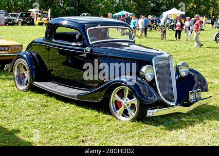 Westbury, Wiltshire / Regno Unito - 1 settembre 2019: Un pilota Ford V8 1950 Custom Hot Rod, al White Horse Classic & Vintage Vehicle Show 2019 Foto Stock