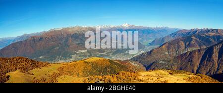 Valterola (IT) - Vista panoramica di Media Valtellina dal Monte Rosetta - in basso a sinistra Morbegno Foto Stock