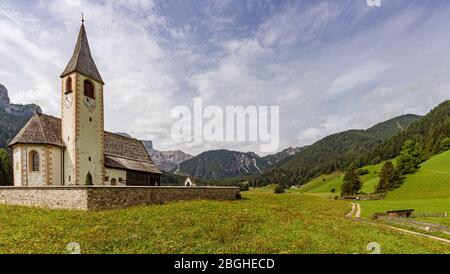 Vista dai prati della Parrocchiale di San Vito in Val Pusteria in Trentino Alto Adige Foto Stock