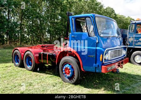Westbury, Wiltshire / Regno Unito - 1 settembre 2019: Un trattore 1974 Dodge serie K. Foto Stock