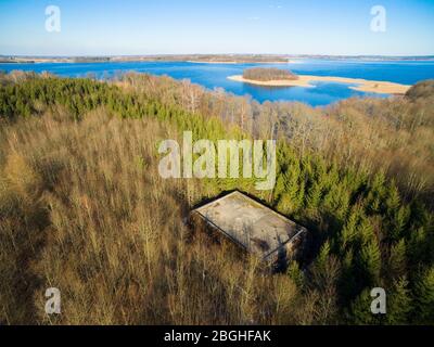 Vista aerea di bunker in cemento armato apparteneva alla sede delle forze terrestri tedesche della seconda guerra mondiale nascosta in una foresta sulla riva del lago Mitry, Mamerki Foto Stock