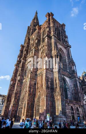 Angolo sud della Cattedrale di Strasburgo nel centro storico di Strasburgo, Alsazia, Francia Foto Stock