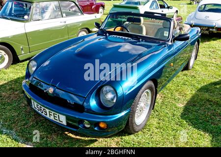 Westbury, Wiltshire / Regno Unito - 1 settembre 2019: Un 1993 MG RV8, 2 posti auto sportiva ( L569 FEL) al White Horse Classic & Vintage Vehicle Show 2019 Foto Stock