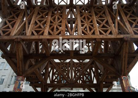 Paleys Upon Pilers architettura Latticed Timber Aldgate Church, Aldgate High Street, Londra EC3N 1AB di Studio Weave Foto Stock