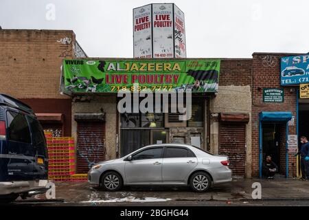 Brooklyn, Stati Uniti d'America . 21 Apr 2020. Aljazeera Live Poultry in Sunset Park, Brooklyn, il 21 aprile 2020. (Foto di Gabriele Holtermann-Gorden/Sipa USA) Credit: Sipa USA/Alamy Live News Foto Stock