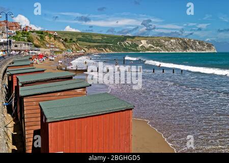Swanage, Dorset / UK - Agosto 19 2004: Persone sulla spiaggia e in mare Foto Stock