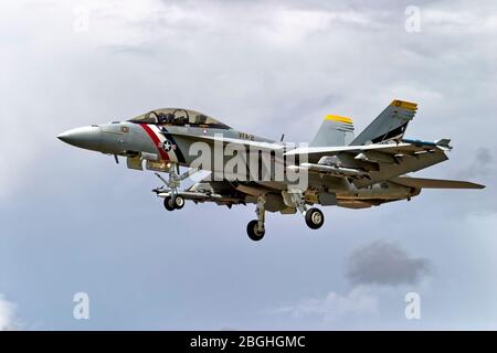 RAF Fairford, Gloucestershire / Regno Unito - Luglio 17 2004: Un US Navy Boeing F/A-18F Super Hornet al Royal International Air Tattoo 2004 Foto Stock