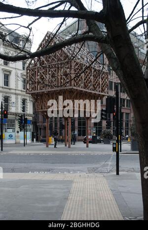 Paleys Upon Pilers architettura Latticed Timber Aldgate Church, Aldgate High Street, Londra EC3N 1AB di Studio Weave Foto Stock