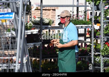 Monaco. 21 Apr 2020. Maschera obbligatoria in Baviera in tutti i negozi e nei mezzi pubblici locali. Apertura di negozi hardware il 21 aprile 2020 a Monaco. Un dipendente obi con maschera in un negozio di hardware OBI. | utilizzo nel mondo credito: dpa/Alamy Live News Foto Stock