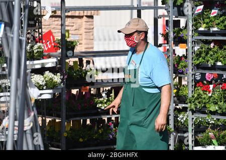 Monaco. 21 Apr 2020. Maschera obbligatoria in Baviera in tutti i negozi e nei mezzi pubblici locali. Apertura di negozi hardware il 21 aprile 2020 a Monaco. Un dipendente obi con maschera in un negozio di hardware OBI. | utilizzo nel mondo credito: dpa/Alamy Live News Foto Stock