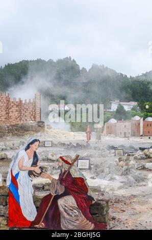 Furnas, Sao Miguel, Azzorre, Portogallo - 13 gennaio 2020: Sorgenti termali vulcaniche in portoghese Furnas. Sorgente di zolfo geotermica. Vapore proveniente dalle piscine d'acqua. Decorazioni natalizie in primo piano. Foto Stock