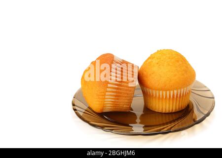 Cupcake al cioccolato isolati su sfondo bianco. Spazio libero per il testo. Foto Stock