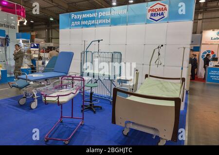 KIEV, UCRAINA - 20 APRILE 2016: Proma Reha, produttore ceco di apparecchiature mediche e mobili di alta qualità durante il VII International Medical Forum Foto Stock