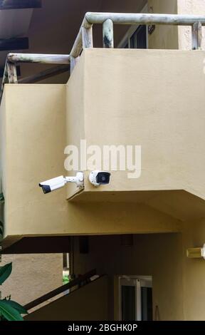 Telecamere di sicurezza fissate al balcone di un appartamento Foto Stock