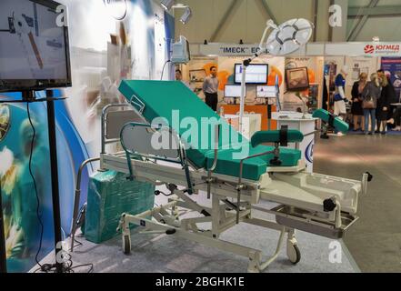 KIEV, UCRAINA - 20 APRILE 2016: SitiMed distributore ucraino di apparecchiature mediche di alta qualità e stand di mobili durante VII International Medical F. Foto Stock