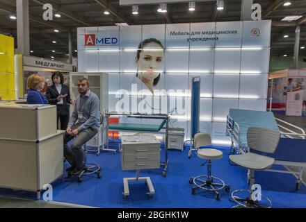 KIEV, UCRAINA - 20 APRILE 2016: Amed produttore ucraino di apparecchiature mediche di alta qualità e stand di mobili durante il VII International Medical Forum. Foto Stock