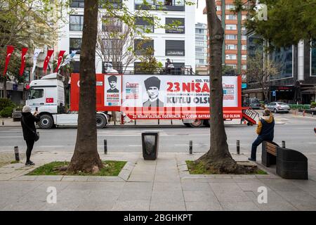 Istanbul, Turchia. 21 Apr 2020. La banda morale del comune di Kadikoy ha dato morale al pubblico con la loro musica su Bagdat Street alla vigilia del 23 aprile, la sovranità nazionale e la festa dei bambini, Kadikoy. Mentre la banda morale diede morale alle persone che chiudevano le loro case a causa della pandemia di Coronavirus, iniziarono il centenario della sovranità nazionale e della Giornata dei bambini all'inizio della settimana. La sovranità nazionale e la Giornata dei bambini è una festa pubblica in Turchia, che celebra la fondazione della Grande Assemblea Nazionale della Turchia, il 23 aprile 192 Foto Stock