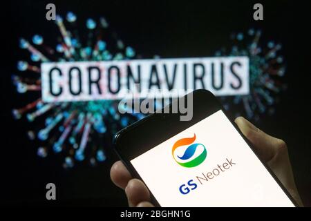 Cina. 21 Apr 2020. In questa illustrazione fotografica, il logo del gruppo GS del sud coreano per il settore del petrolio e del gas è visualizzato su uno smartphone con un modello di computer del coronavirus COVID-19 sullo sfondo. Credit: Budrul Chukrut/SOPA Images/ZUMA Wire/Alamy Live News Foto Stock