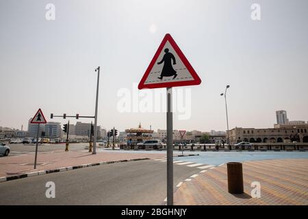 Doha, Qatar - 2 marzo 2020: segno arabo pedone di uomo in abito a Qatar City di Doha Foto Stock