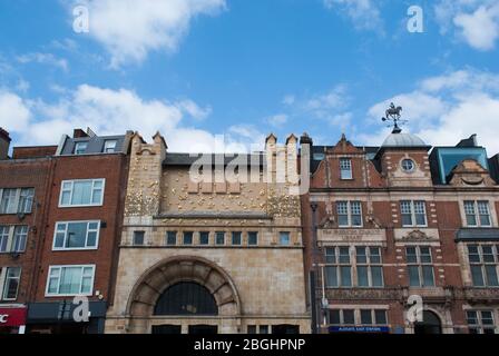 Architettura della facciata in pietra del 1900 Galleria Whitechapel, 77–82 Whitechapel High Street, Londra E1 7QX di Charles Harrison Townsend Foto Stock