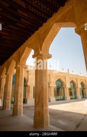 Doha, Qatar - 2 marzo 2020: Cortile della Moschea Domes Doha, splendido luogo di culto islamico, pareti sabbiose e cielo blu Foto Stock