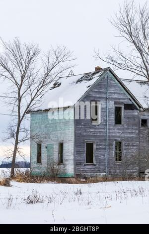 Casa colonica abbandonata nella parte orientale della penisola superiore, Michigan, USA [Nessuna proprietà rilasciata; disponibile solo per la licenza editoriale] Foto Stock