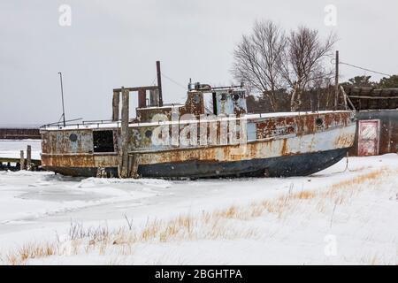 Vecchia barca da pesca commerciale al molo di Whitefish Point state Dock sul lago Superior, Upper Peninsula, Michigan, USA [non è disponibile alcun rilascio di proprietà; disponibile per editori Foto Stock