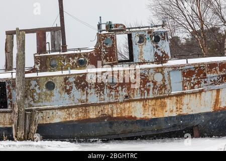 Vecchia barca da pesca commerciale al molo di Whitefish Point state Dock sul lago Superior, Upper Peninsula, Michigan, USA [non è disponibile alcun rilascio di proprietà; disponibile per editori Foto Stock