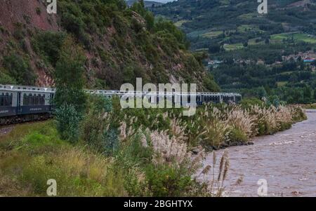 Treno che viaggia attraverso il Perù (Puno a Cusco o Cusco a Puno). Orizzontale Foto Stock