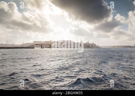 Passerella in acciaio che conduce dal litorale del Forte Saint Elmo a la Valletta Foto Stock