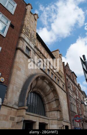 Architettura della facciata in pietra del 1900 Galleria Whitechapel, 77–82 Whitechapel High Street, Londra E1 7QX di Charles Harrison Townsend Foto Stock