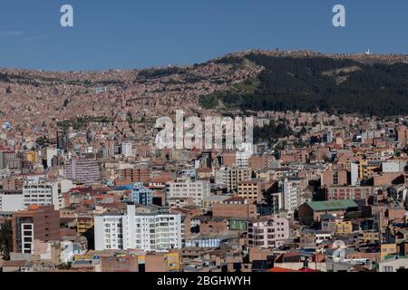 La Paz, Bolivia. Vista della città dal sistema di funivia mi Teleferico Foto Stock