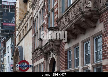 Architettura della facciata in pietra del 1900 Galleria Whitechapel, 77–82 Whitechapel High Street, Londra E1 7QX di Charles Harrison Townsend Foto Stock