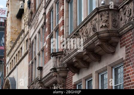 Architettura della facciata in pietra del 1900 Galleria Whitechapel, 77–82 Whitechapel High Street, Londra E1 7QX di Charles Harrison Townsend Foto Stock