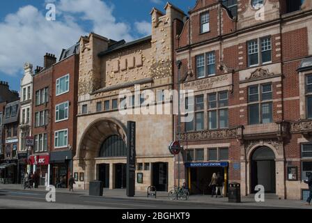 Architettura della facciata in pietra del 1900 Galleria Whitechapel, 77–82 Whitechapel High Street, Londra E1 7QX di Charles Harrison Townsend Foto Stock