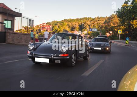 Classica auto retrò in centro città con altre auto Foto Stock