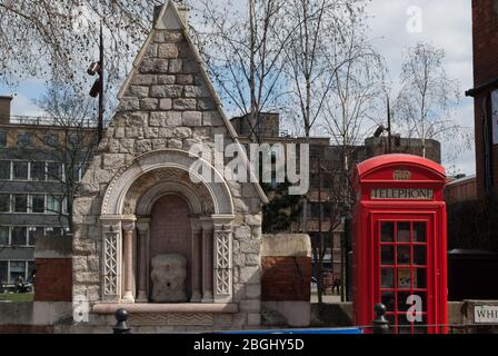 Fontana in pietra gotica del 1870 Altab Ali Park, Adler Street, Shadwell, Londra E1 1FD Foto Stock