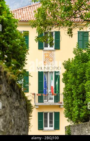 BELLAGIO, LAGO DI COMO, ITALIA - GIUGNO 2019: Gli uffici comunali e il municipio della città di Bellagio sul Lago di Como. Foto Stock