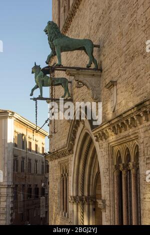 PERUGIA, ITALIA - DICEMBRE 9 2016: Dettaglio architettonico della porta di Palazzo dei Priori a Perugia, con statua di leone e di grifone simbolo del cit Foto Stock