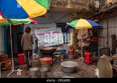 Kolkata, India. 21 Apr 2020. Diversi momenti di attività sociali e umane dei membri e volontari di Manav Seva Kendra durante il periodo di blocco a causa dello scoppio di coronavirus mortale (COVID-19). (Foto di Amlan Biswas/Pacific Press/Sipa USA) Credit: Sipa USA/Alamy Live News Foto Stock