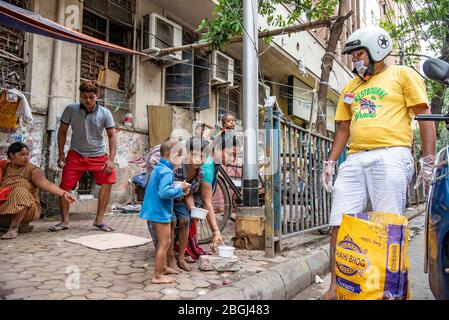 Kolkata, India. 21 Apr 2020. Diversi momenti di attività sociali e umane dei membri e volontari di Manav Seva Kendra durante il periodo di blocco a causa dello scoppio di coronavirus mortale (COVID-19). (Foto di Amlan Biswas/Pacific Press/Sipa USA) Credit: Sipa USA/Alamy Live News Foto Stock