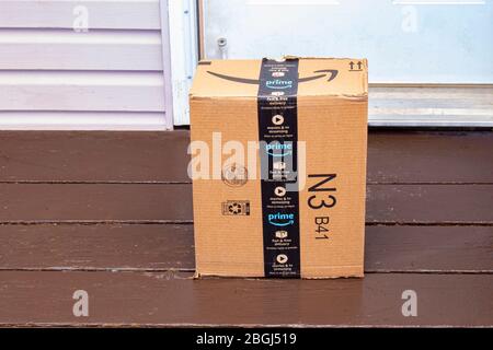 Calgary, Alberta, Canada. Aprile 21, 2020. Una scatola di consegna Amazon prime presso un ingresso domestico Foto Stock