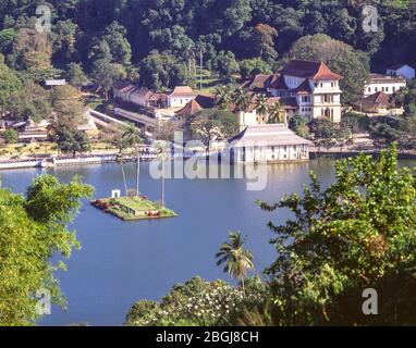 Tempio del dente sul lago di Kandy, Kandy, Provincia Centrale, Sri Lanka Foto Stock