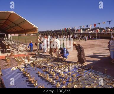 Bancarelle di souvenir al Fantasia Show, Agadir, Souss-massa-Draâ, Marocco Foto Stock