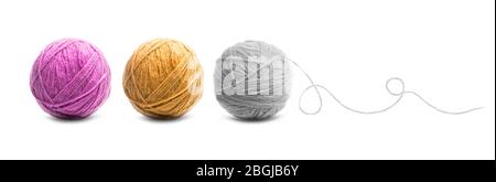 Sfere di diversi colori di fili filati di lana isolati su sfondo bianco Foto Stock