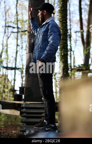 Haltern am See, germania, martedì 21 aprile 2020 kletterwald uomo solo modellando covid-19 stagione stampe di fondo Foto Stock