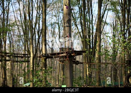 Haltern am See, germania, martedì 21 aprile 2020 kletterwald uomo solo modellando covid-19 stagione stampe di fondo Foto Stock