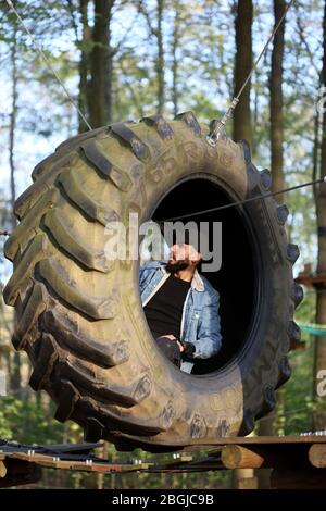 Haltern am See, germania, martedì 21 aprile 2020 kletterwald uomo solo modellando covid-19 stagione stampe di fondo Foto Stock