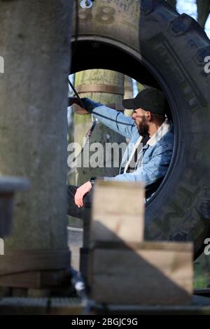 Haltern am See, germania, martedì 21 aprile 2020 kletterwald uomo solo modellando covid-19 stagione stampe di fondo Foto Stock